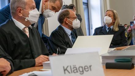 Claudia Pechstein sitzt mit ihren Anwälten im Gerichtssaal.