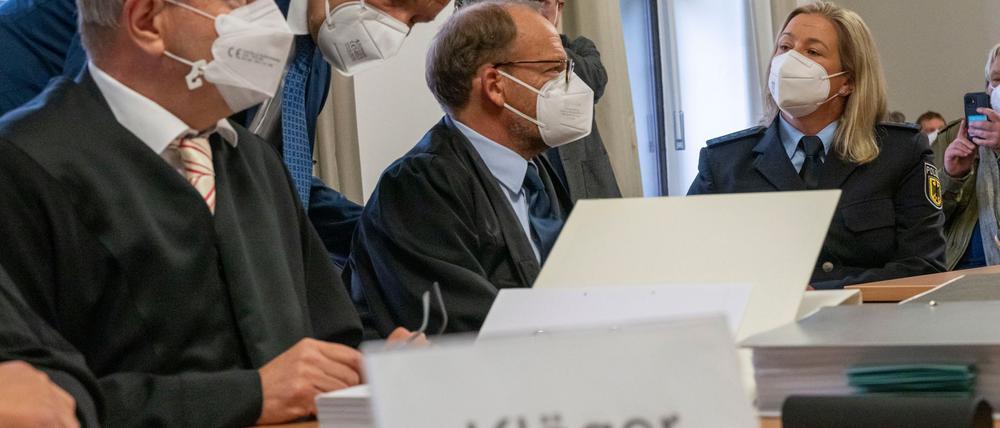 Claudia Pechstein sitzt mit ihren Anwälten im Gerichtssaal.