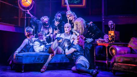 „Sweet transvestite from Transsexual, Transylvania“: Frank’n’Furter im Kreis seiner Lieben. 