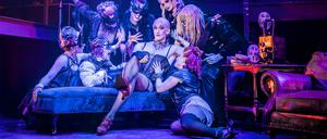 „Sweet transvestite from Transsexual, Transylvania“: Frank’n’Furter im Kreis seiner Lieben. 