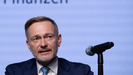 Christian Lindner (FDP), Bundesminister der Finanzen, spricht während einer Pressekonferenz über die Ergebnisse der Steuerschätzung.