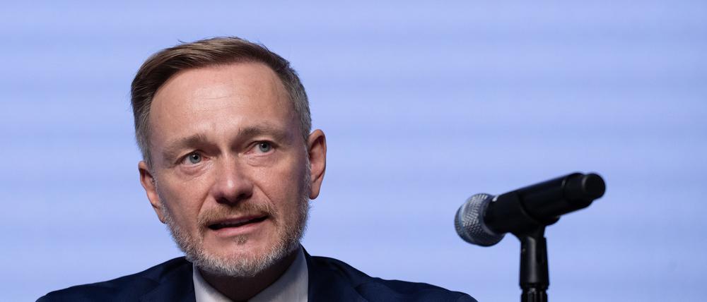 Christian Lindner (FDP), Bundesminister der Finanzen, spricht während einer Pressekonferenz über die Ergebnisse der Steuerschätzung.