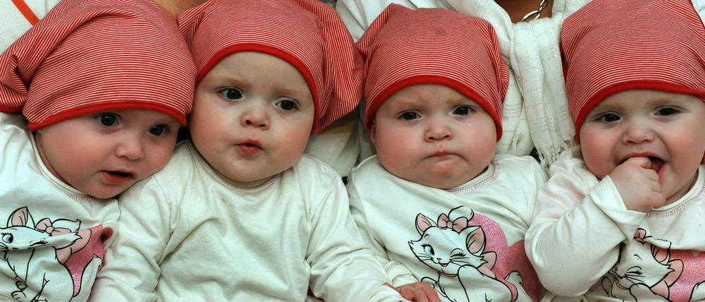 Die eineiigen Vierlinge Laura, Kim, Sophie und Jasmin Mehnert aus Leipzig.