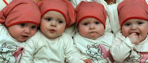 Die eineiigen Vierlinge Laura, Kim, Sophie und Jasmin Mehnert aus Leipzig. 