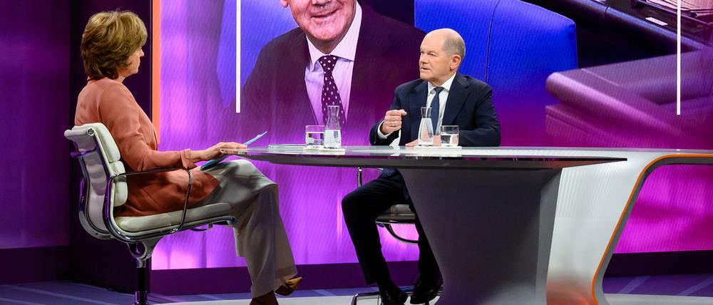 Berlin: Die Moderatorin Maybrit Illner (l) und Bundeskanzler Olaf Scholz (SPD) sprechen miteinander während der Aufzeichnung der 1000. Sendung des ZDF-Polittalks «maybrit illner». 