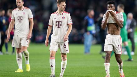 Frust nach dem 1:4 in Barcelona: Harry Kane (l-r), Joshua Kimmich und Kingsley Coman.