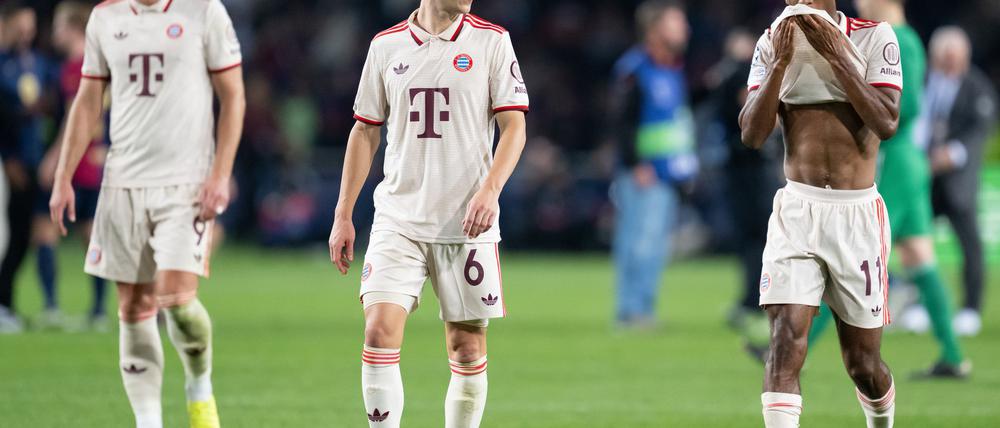Frust nach dem 1:4 in Barcelona: Harry Kane (l-r), Joshua Kimmich und Kingsley Coman.