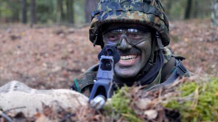 Der angehende Reservist Markus M. zielt mit dem Sturmgewehr G36 der Bundeswehr.