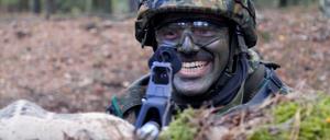 Der angehende Reservist Markus M. zielt mit dem Sturmgewehr G36 der Bundeswehr.