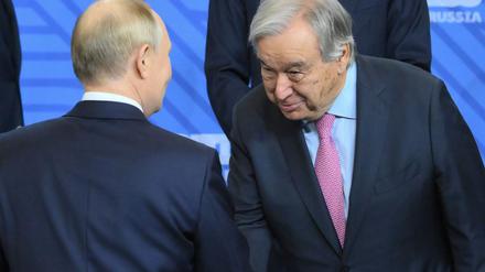 Wegen eines Händedrucks mit Kremlchef Wladimir Putin zieht UN-Generalsekretär Antonio Guterres Kritik auf sich.