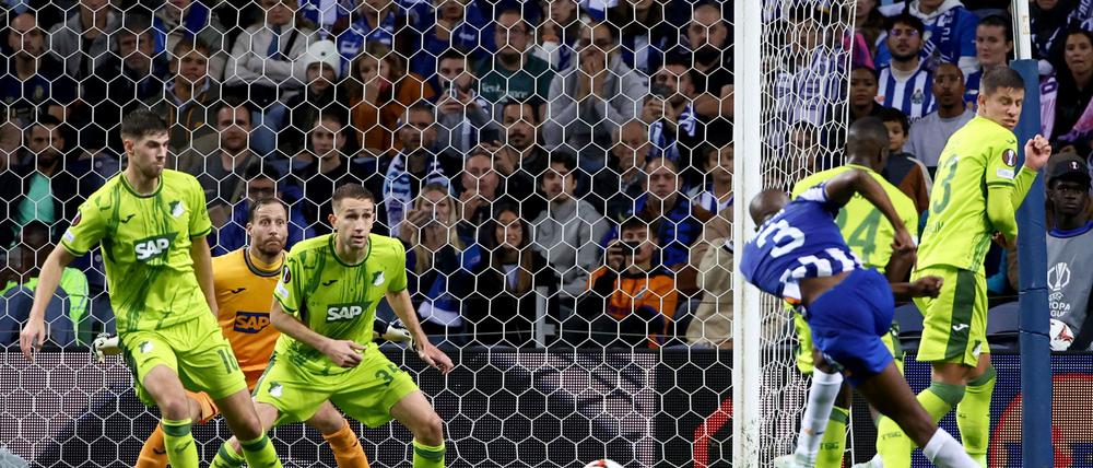 Rückschlag für Hoffenheim: Tiago Djalo (3.v.r) erzielt das Tor zum 1:0 für Porto.