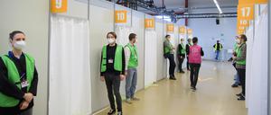 Helfer warten im Corona-Impfzentrums am Flughaften Tegel auf Patienten.