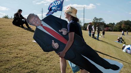 Ein Trump-Anhänger auf dem Weg zur Wahlkampfveranstaltung des Republikaners in Zebulon, Georgia. 