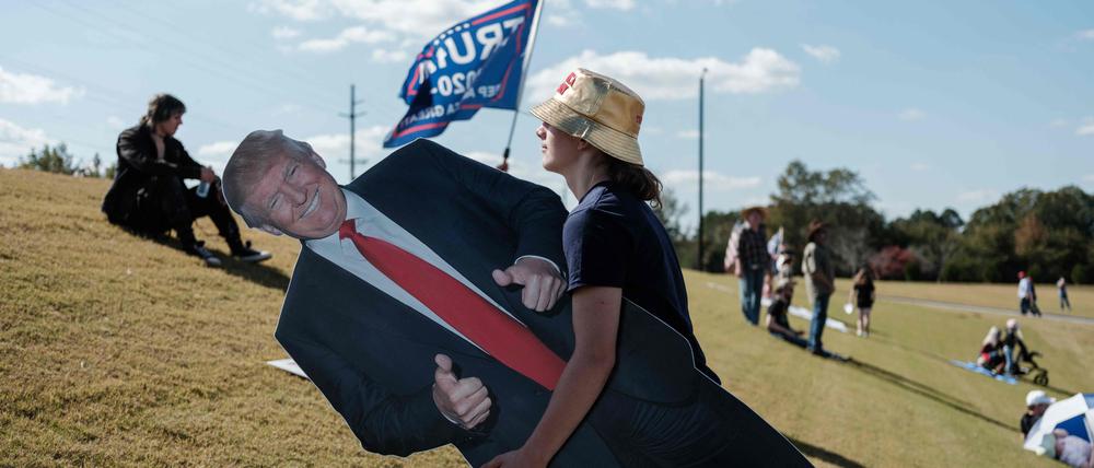 Ein Trump-Anhänger auf dem Weg zur Wahlkampfveranstaltung des Republikaners in Zebulon, Georgia.