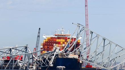Die eingestürzte Francis-Scott-Key-Brücke liegt auf dem Containerschiff „Dali“ (Archiv). Der Frachter wurde im Mai von der Unfallstelle geschleppt. (Archivbild)