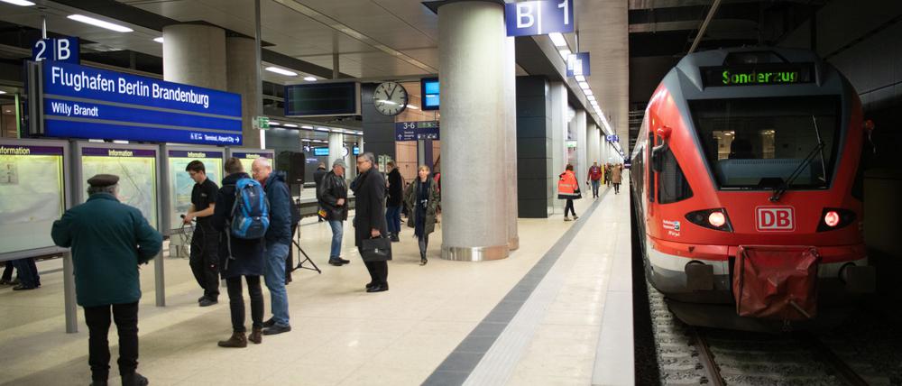 Die Bahn will mehr Sicherheit auf den Bahnhöfen durch mehr Videoüberwachung. Das Bild zeigt den S-Bahnhof am Flughafen Berlin-Brandenburg. (Archivfoto)