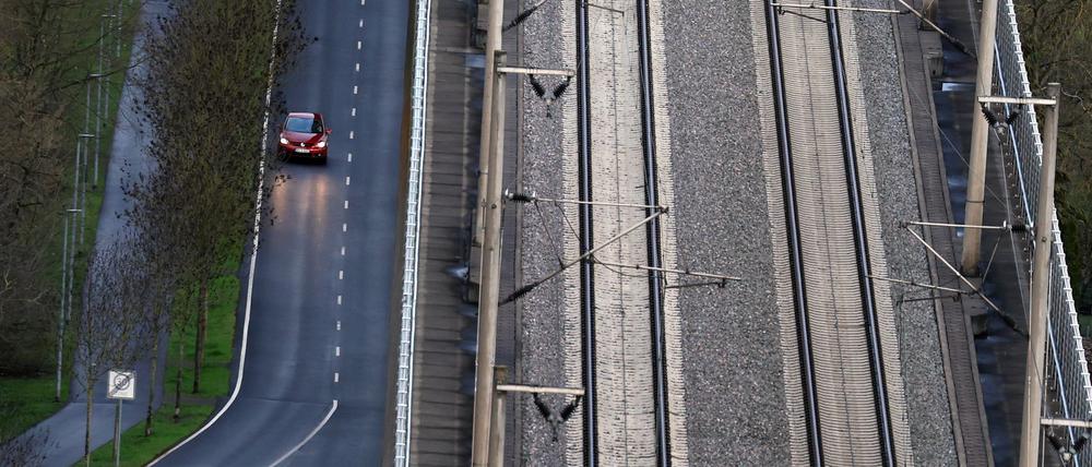 Das Auto bleibt in den nächsten Jahren das dominierende Verkehrsmittel. (Archivbild)