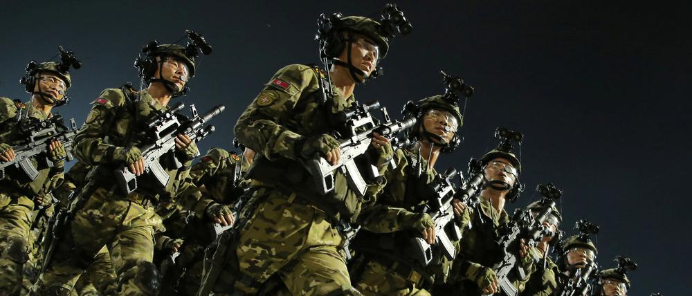Nordkoreanische Soldaten (hier eine Parade in Pjöngjang) werden offenbar bereits in der Region Kursk eingesetzt. 