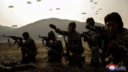 Soldaten nehmen an einer Demonstration während der Ausbildung der Luft- und Amphibienkampftruppen der koreanischen Volksarmee teil, auf diesem am 16. März 2024 veröffentlichten Bild.