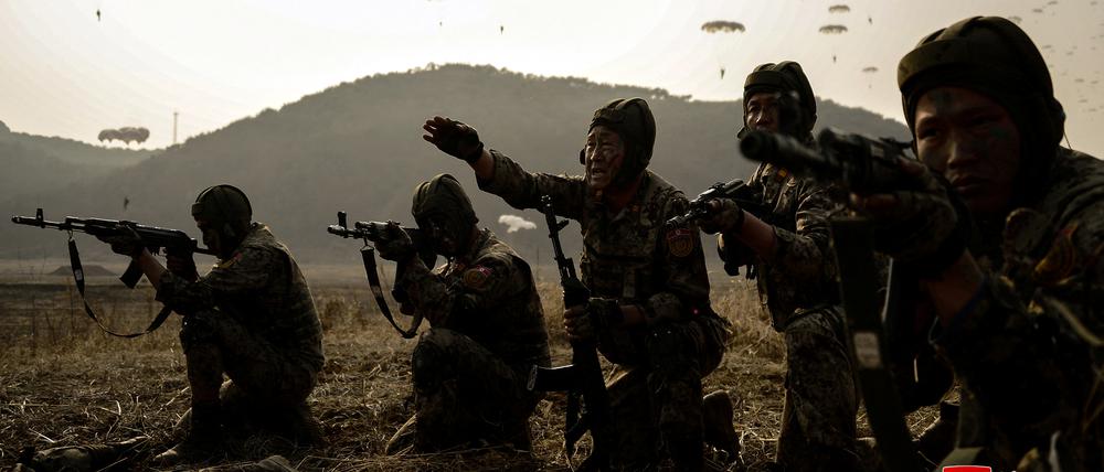 Nordkoreanische Soldaten bei einer Militärübung im März 2024. Tausende von ihnen sollen bislang in die russische Armee eingeschleust worden sein.