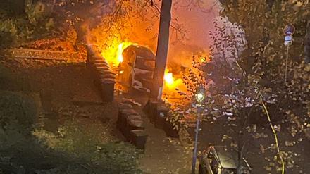 In Markobrunner Straße in Berlin-Wilmersdorf brannten am Freitagmorgen mehrere Fahrzeuge.