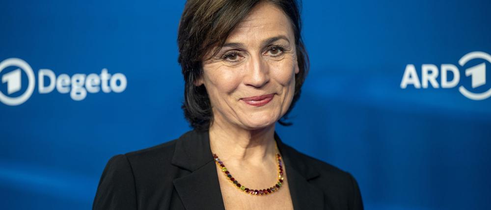  Fernsemoderatorin Sandra Maischberger hat aus ihrem letzten Fernsehinterview mit Altkanzler Helmut Schmidt ein ganz besonderes Erinnerungsstück aufbewahrt.
