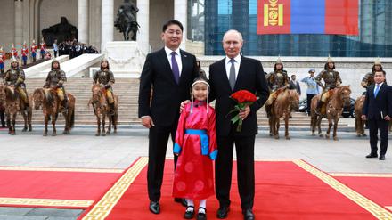Blumen statt Handschellen: Russlands Präsident Wladimir Putin (r.) beim Besuch in der Mongolei im September 2024.