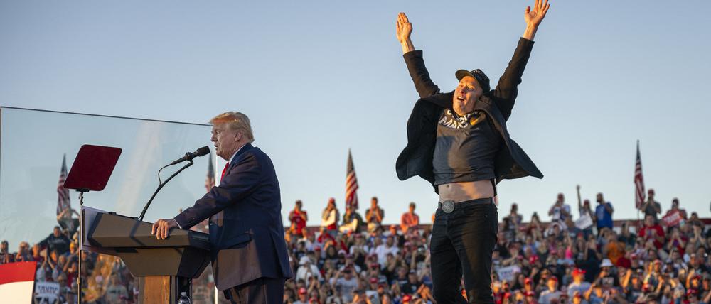 Tesla-CEO Elon Musk (r.) springt auf die Bühne, während er sich dem ehemaligen US-Präsidenten und republikanischen Präsidentschaftskandidaten Donald Trump während einer Wahlkampfveranstaltung in Pennsylvania anschließt.
