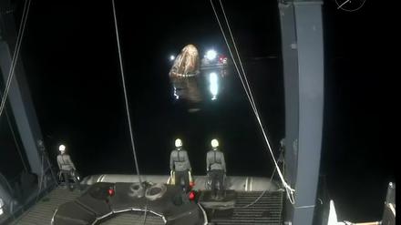 Das Videostandbild aus dem Livestream der US-Raumfahrtbehörde Nasa zeigt die Kapsel der sogenannten «Crew 8» bei der Landung nach mehr als 30 Stunden Flug im Meer vor dem US-Bundesstaat Florida. Mehr als 230 Tage lang waren die vier Raumfahrer an Bord der ISS. Ihr Rückflug war wetterbedingt mehrfach verschoben worden. 