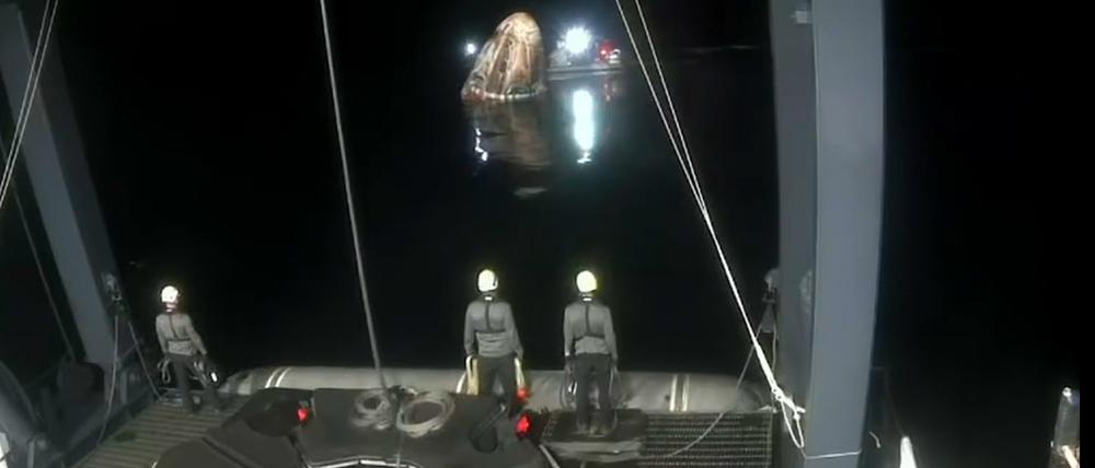 Das Videostandbild aus dem Livestream der US-Raumfahrtbehörde Nasa zeigt die Kapsel der sogenannten «Crew 8» bei der Landung nach mehr als 30 Stunden Flug im Meer vor dem US-Bundesstaat Florida. Mehr als 230 Tage lang waren die vier Raumfahrer an Bord der ISS. Ihr Rückflug war wetterbedingt mehrfach verschoben worden.