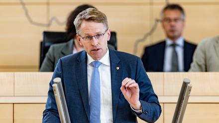 Daniel Günther (CDU), Ministerpräsident von Schleswig-Holstein, spricht im Landtag in Kiel. (Archivbild)