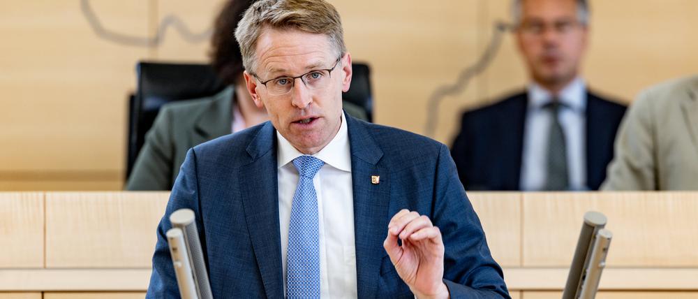 Daniel Günther (CDU), Ministerpräsident von Schleswig-Holstein, spricht im Landtag in Kiel. (Archivbild)