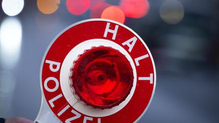 Eine Verfolgungsjagd im Schritttempo endet mit einer Delle im Polizeiauto. (Symbolbild)