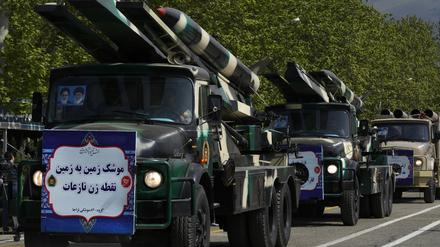 Iranische Raketen auf Lastwagen auf einem Militärstützpunkt im Norden Teherans (Archivbild)