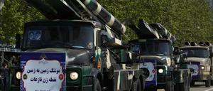 Iranische Raketen auf Lastwagen auf einem Militärstützpunkt im Norden Teherans (Archivbild)