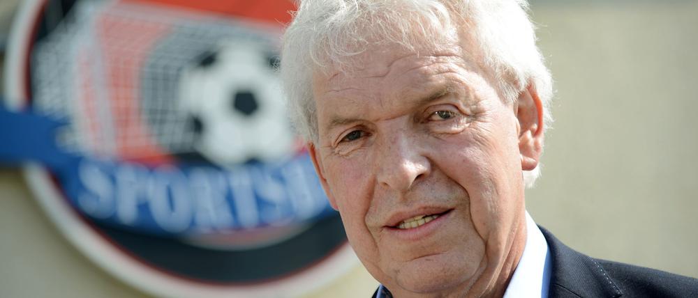 Der frühere Bundesligaspieler und Trainer Klaus Toppmöller freut sich über seinen Sohn Dino und tauscht sich oft mit ihm aus. 
