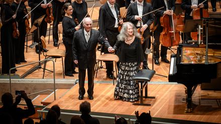 Lebensfreunde. Dirigent Daniel Barenboim und Pianistin Martha Argerich auf der Bühne der Philharmonie.