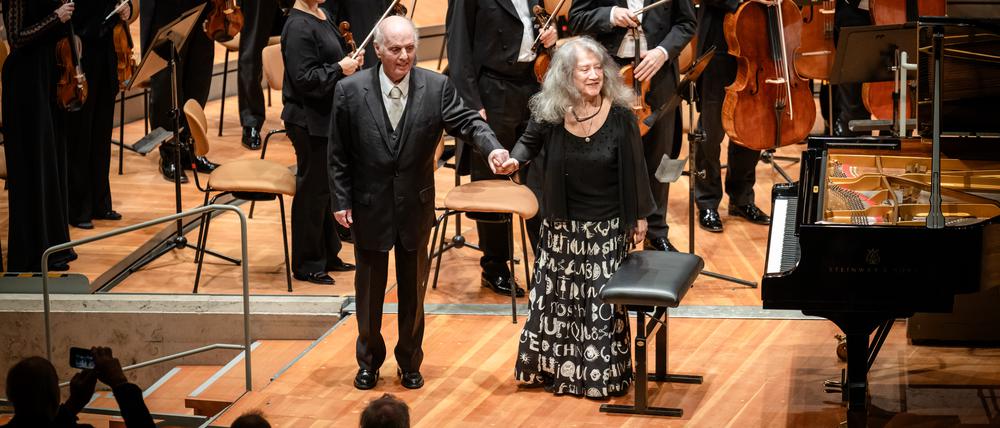 Lebensfreunde. Dirigent Daniel Barenboim und Pianistin Martha Argerich auf der Bühne der Philharmonie.