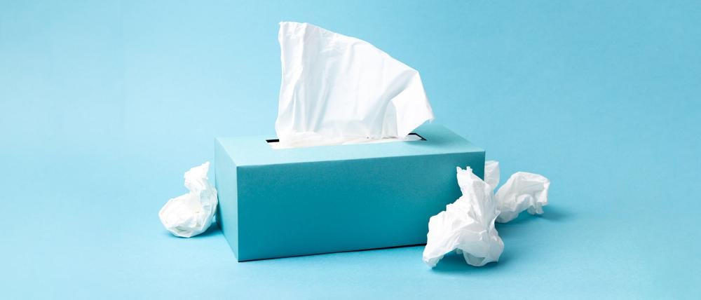 Eine Taschentuchbox vor blauem Hintergrund.