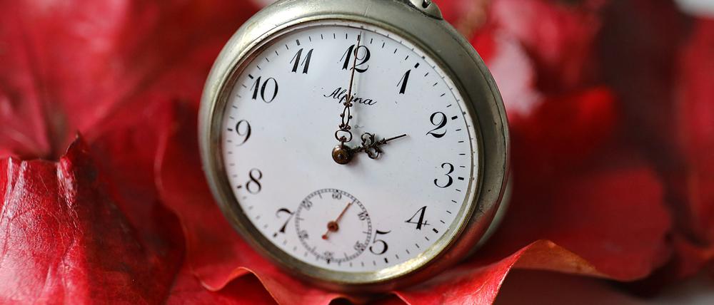 Zur Zeitumstellung am 27. Oktober werden die Uhren um 03:00 Uhr auf 02:00 Uhr zurückgestellt und die Winterzeit beginnt.