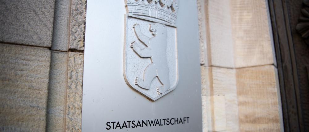 Ein 61-Jähriger wird von der Staatsanwaltschaft Berlin wegen Mordversuchs angeklagt. Er soll versucht haben, seine 71-jährige Schwägerin umzubringen. 
