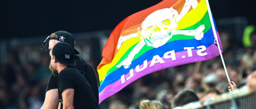 Ein Fan-Netzwerk des FC St. Pauli ruft dazu auf, beim Heimspiel gegen Wolfsburg Regenbogenfarben zu tragen.