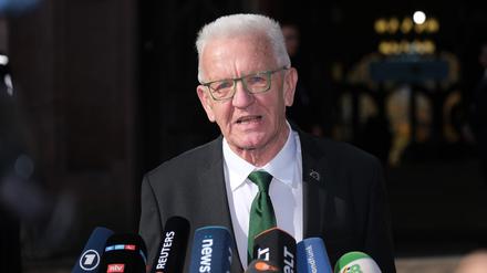 Winfried Kretschmann (Bündnis 90/ Grüne), Ministerpräsident des Landes Baden-Württemberg, spricht am Rande der Ministerpräsidentenkonferenz mit Medienvertretern.