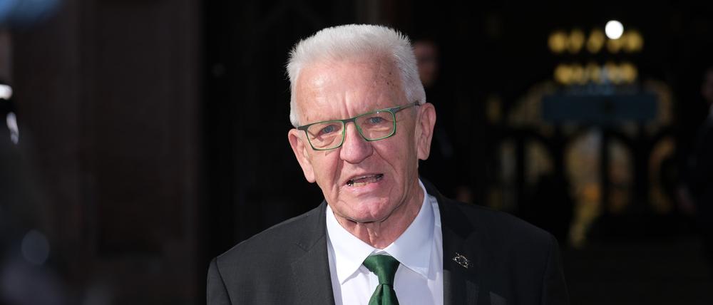 Winfried Kretschmann (Bündnis 90/ Grüne), Ministerpräsident des Landes Baden-Württemberg, spricht am Rande der Ministerpräsidentenkonferenz mit Medienvertretern. 