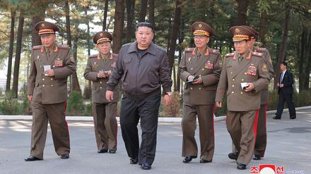 Der nordkoreanische Staatschef Kim Jong Un inspiziert das Hauptquartier des 2. Korps der nordkoreanischen Armee (17. Oktober 2024).