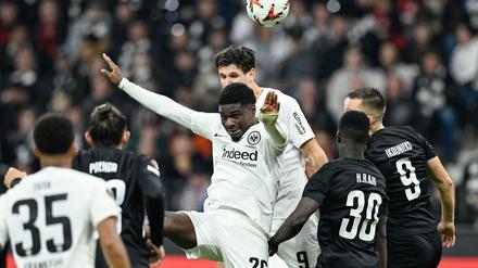 Frankfurts Eric Junior Dina Ebimbe (Mitte vorn) wurde nach dem Spiel gegen Riga rassistisch beleidigt.