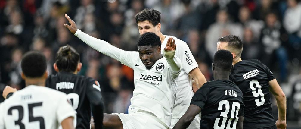 Frankfurts Eric Junior Dina Ebimbe (Mitte vorn) wurde nach dem Spiel gegen Riga rassistisch beleidigt.