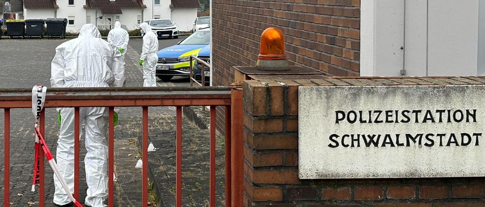 Eine Frau richtet eine Waffe auf Beamte vor der Polizeiwache in Schwalmstadt und wird erschossen. Laut den Ermittlungen handelte es sich nicht um eine scharfe Waffe.