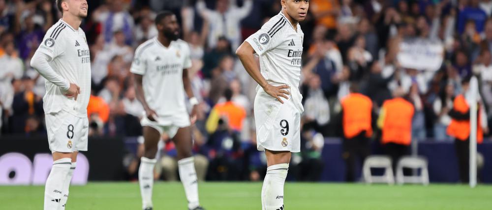 Kylian Mbappé (r) wartet auf sein Geld von PSG - es geht um über 50 Millionen Euro.