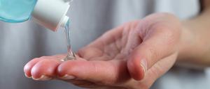 Gele und Flüssigkeiten zur Desinfektion riechen deutlich nach dem verwendeten Alkohol Isopropanol oder Ethanol.